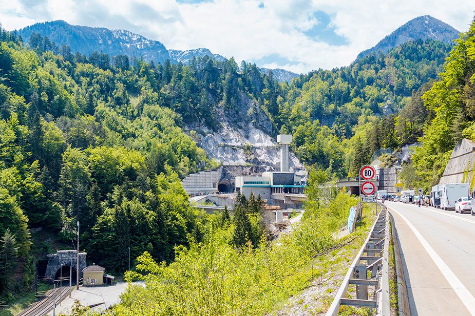 traffik-jam-tunnel-karawanks.jpg