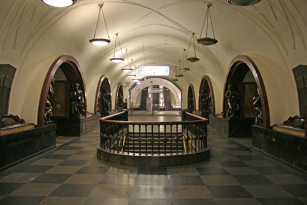 1024px-Ploshchad_revolyutsii_Metro_2010.jpg
